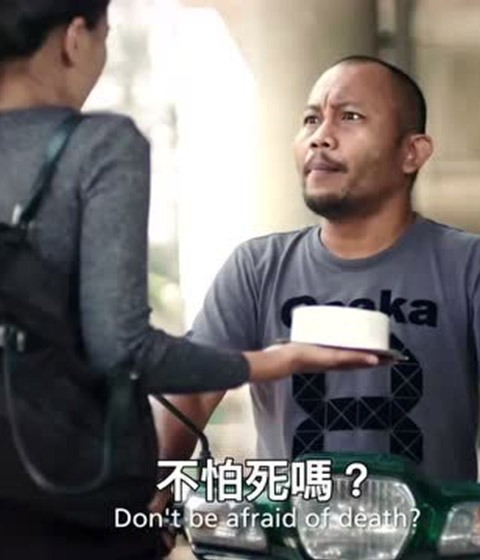 你敢骑上人行道，就准备好被砸蛋糕！